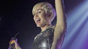Miley Cyrus traspasa la línea y se vuelve loca encima del escenario de G-A-Y en Londres