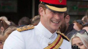 El Príncipe Harry de Inglaterra pasea su soltería en su viaje oficial a Estonia
