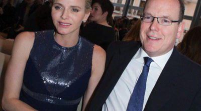 Los Príncipes Alberto y Charlene de Mónaco 'presiden' el desfile de la colección crucero de Louis Vuitton