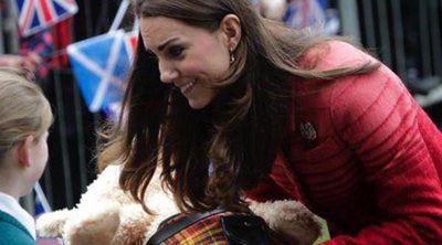 Guillermo de Inglaterra y Kate Middleton inician su viaje por Escocia recibiendo regalos para el Príncipe Jorge