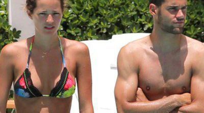 Malena Costa y Mario Suárez disfrutan juntos de un precioso día de piscina