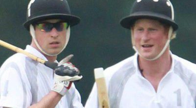 Los Príncipes Guillermo y Harry de Inglaterra juegan un partido de polo por una causa benéfica
