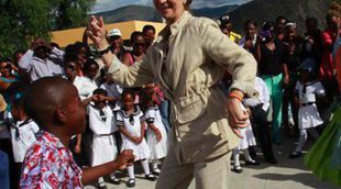 La Infanta Elena se echa unos bailes en Ecuador tras conocerse la abdicación del Rey