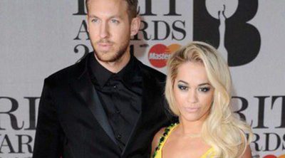 Rita Ora se reúne con su familia en México mientras Calvin Harris sale de fiesta con otra mujer