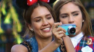 Jessica Alba y Cash Warren disfrutan de un bonito día en Disneyland junto a sus hijas