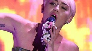 Miley Cyrus saca una Ikurriña durante su concierto en Barcelona