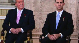 El Rey Juan Carlos firma la Ley de Abdicación ante la Reina Sofia, los Príncipes Felipe y Letizia y las Infantas Leonor y Sofía