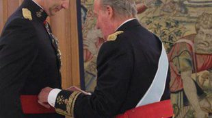 Primer acto de la proclamación: El Rey Juan Carlos impone al Rey Felipe VI el Fajín de Capitán General