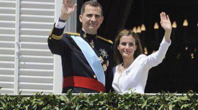 Los Reyes Felipe y Letizia, la Princesa Leonor y la Infanta Sofía saludan emocionados desde el Palacio Real