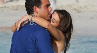 Elena Tablada y Daniel Arigita reciben el verano en las playas de Formentera
