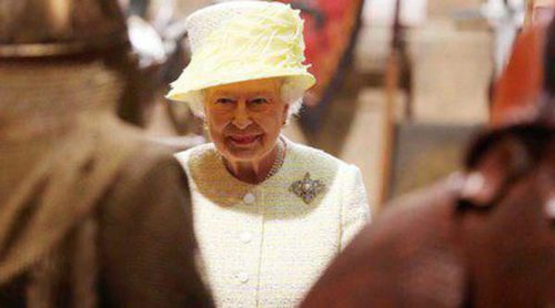 La Reina Isabel II visita el trono de hierro de 'Juego de Tronos'