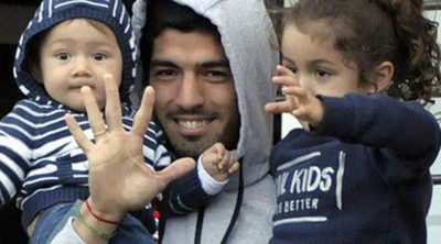 Luis Suárez vuelve junto a sus hijos tras la dura sanción impuesta por la FIFA