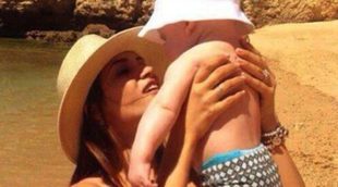 Sara Carbonero presume de cuerpazo en bikini con su hijo Martín en la playa