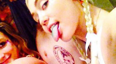 Miley Cyrus se hace un tatuaje de su perro Floyd durante una fiesta en su casa de Los Angeles