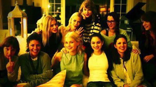 Taylor Swift, Emma Stone, Odeya Rush, Jessica Szohr y Amanda Griffith celebran juntos el 4 de julio