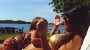 Kourtney Kardashian muestra su embarazo en bikini junto a su hija Penélope