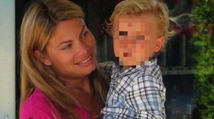 Carla Goyanes llega a Ibiza presumiendo de embarazo junto a su marido y su hijo Carlos