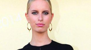 El descuido de Karolina Kurkova en Ibiza: el vuelo de su vestido le juega una mala pasada