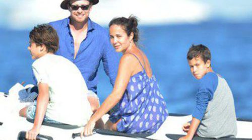Simon Baker disfruta a bordo de un yate de unas vacaciones en familia en Saint Tropez