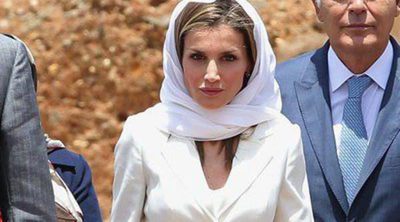 La Reina Letizia, con velo y descalza por respeto en su visita con el Rey Felipe al Mausoleo del Rey Mohamed V en Rabat