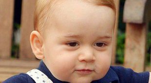 El Príncipe Jorge da sus primeros pasos en el retrato oficial por su primer cumpleaños