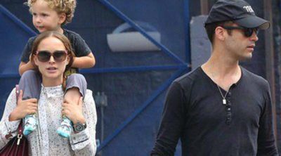 Natalie Portman pasea junto a su marido Benjamin Millepied y su hijo Aleph por California