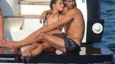 Rafa Nadal y Xisca Perelló, besos y abrazos a bordo de un barco en Ibiza