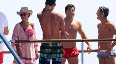 Paula Echevarría y David Bustamante disfrutan de un día de navegación en Ibiza con Espartaco y Pepín Liria