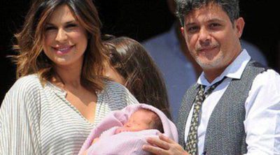 Alejandro Sanz y Raquel Perera presentan a su hija Alma cuatro días después de su nacimiento