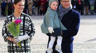 Victoria y Daniel de Suecia y la Princesa Estela hacen un alto en sus vacaciones en Solliden para un acto oficial
