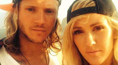 Ellie Goulding comparte momentos de amor con Dougie Poynter en Ibiza