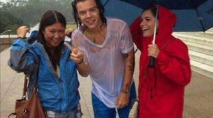 Harry Styles posa con una fan luciendo camiseta mojada en Washington