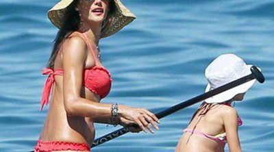 Alessandra Ambrosio luce cuerpo y presume de familia en sus vacaciones en Hawaii
