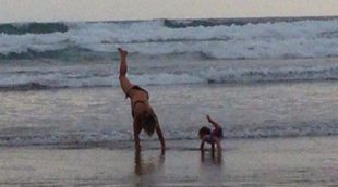 Elsa Pataky y su hija India Rose disfrutan del yoga a la orilla del mar