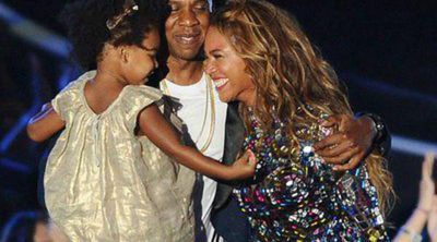 Beyoncé y Jay Z se muestran muy enamorados junto a su hija Blue Ivy Carter en los MTV VMA 2014