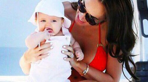 Tamara Ecclestone disfruta de Ibiza con su hija Sophia a bordo de un yate
