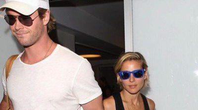 Elsa Pataky y Chris Hemsworth viajan sin niños tras volver con sus tres hijos a Los Angeles