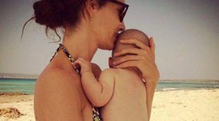 Eugenia Silva lleva por primera vez a la playa a su hijo Alfonso de Borbón en Formentera