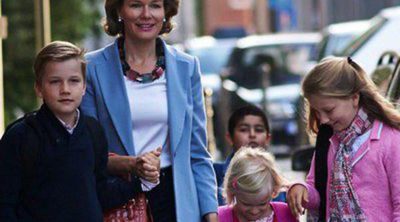 Los Reyes Felipe y Matilde de Bélgica acompañan a sus cuatro hijos a su primer día de colegio