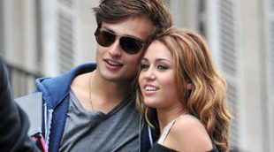 Miley Cyrus y Douglas Booth flirtean durante una romántica velada