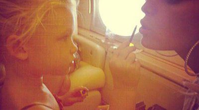Jessica Simpson comparte una tierna foto de su hija Maxwell Drew maquillándola