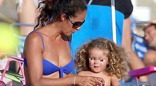 Mónica Estarreado disfruta de una jornada de playa con su hija