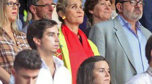 El Rey Juan Carlos, la Infanta Elena y Felipe Juan Froilán, cada uno por su lado en el partido de baloncesto Francia-España