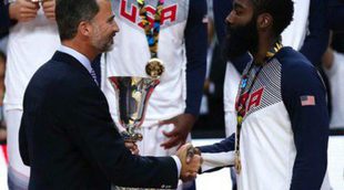 El Rey Felipe VI entrega la Copa del Mundo de Baloncesto a Estados Unidos tras vencer a Serbia