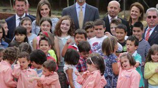 Los Reyes Felipe y Letizia se rodean de niños en la apertura del Curso Escolar en Galicia