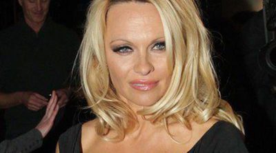 Pamela Anderson enseña un pecho sin querer mientras sale de fiesta con unas amigas