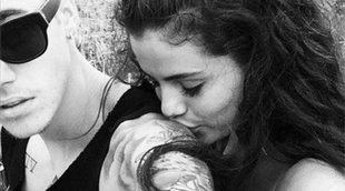 Justin Bieber sube una foto de Selena Gomez besándole el bíceps
