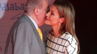 El Rey Juan Carlos recibe los besos de la Reina Letizia y de la Reina Sofía en el Día de la Banderita