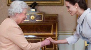 Angelina Jolie recibe el título de Dama de manos de la Reina Isabel II por su labor solidaria
