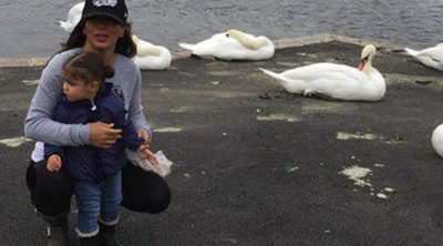 Daniella Semaan lleva a su hija Lia al parque en Londres mientras espera la vuelta de Cesc Fàbregas